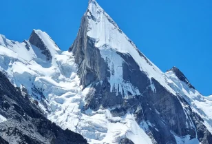 Laila Peak od północy - droga prowadzi z przełęczy po lewej stronie